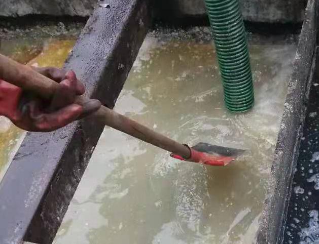 隔油池异味刺鼻？专业清掏根除油污臭味